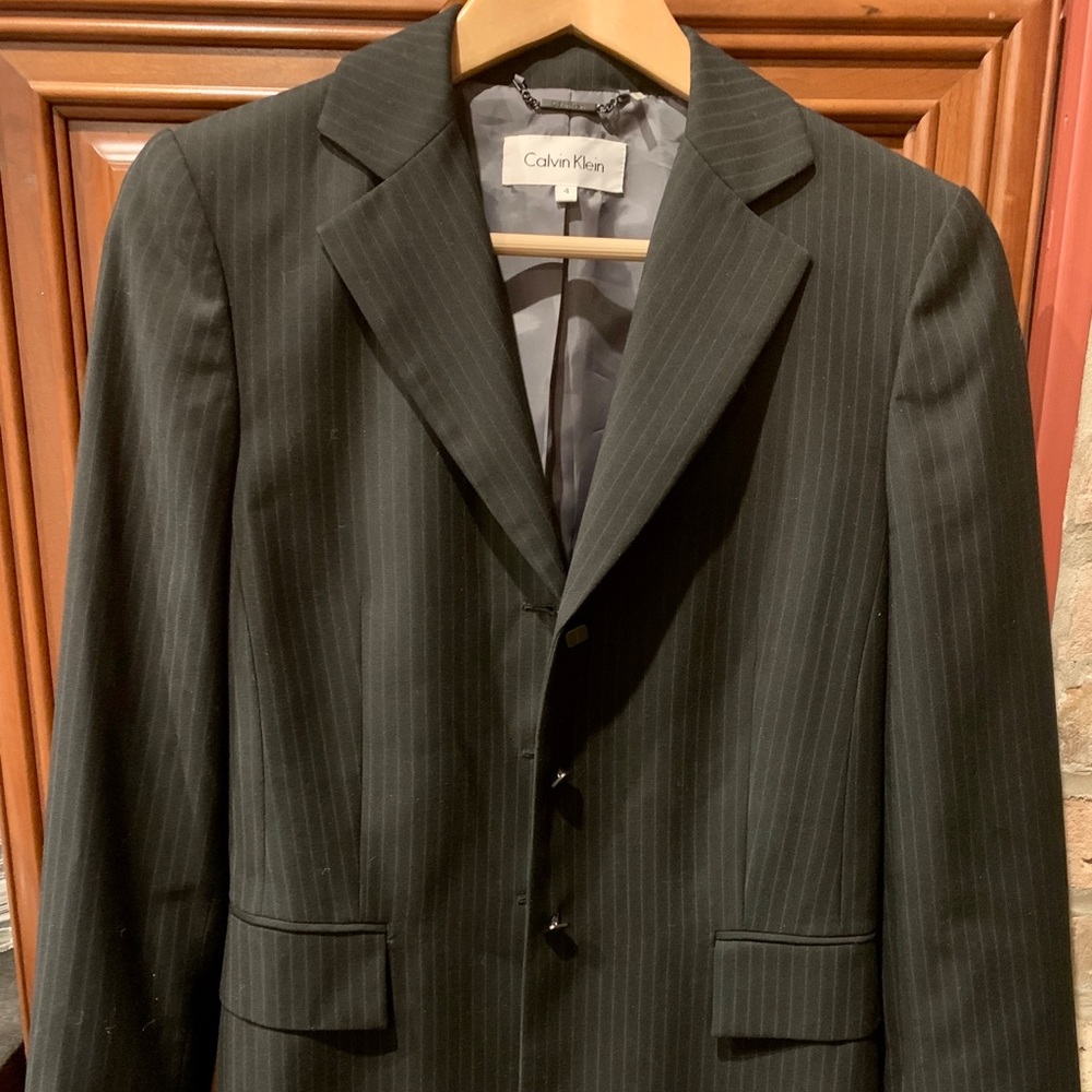 CALVIN KLEIN BLACK WITH WHITE PINSTRIPE WOMANS BLAZER / JACKET. W-SIZE 4